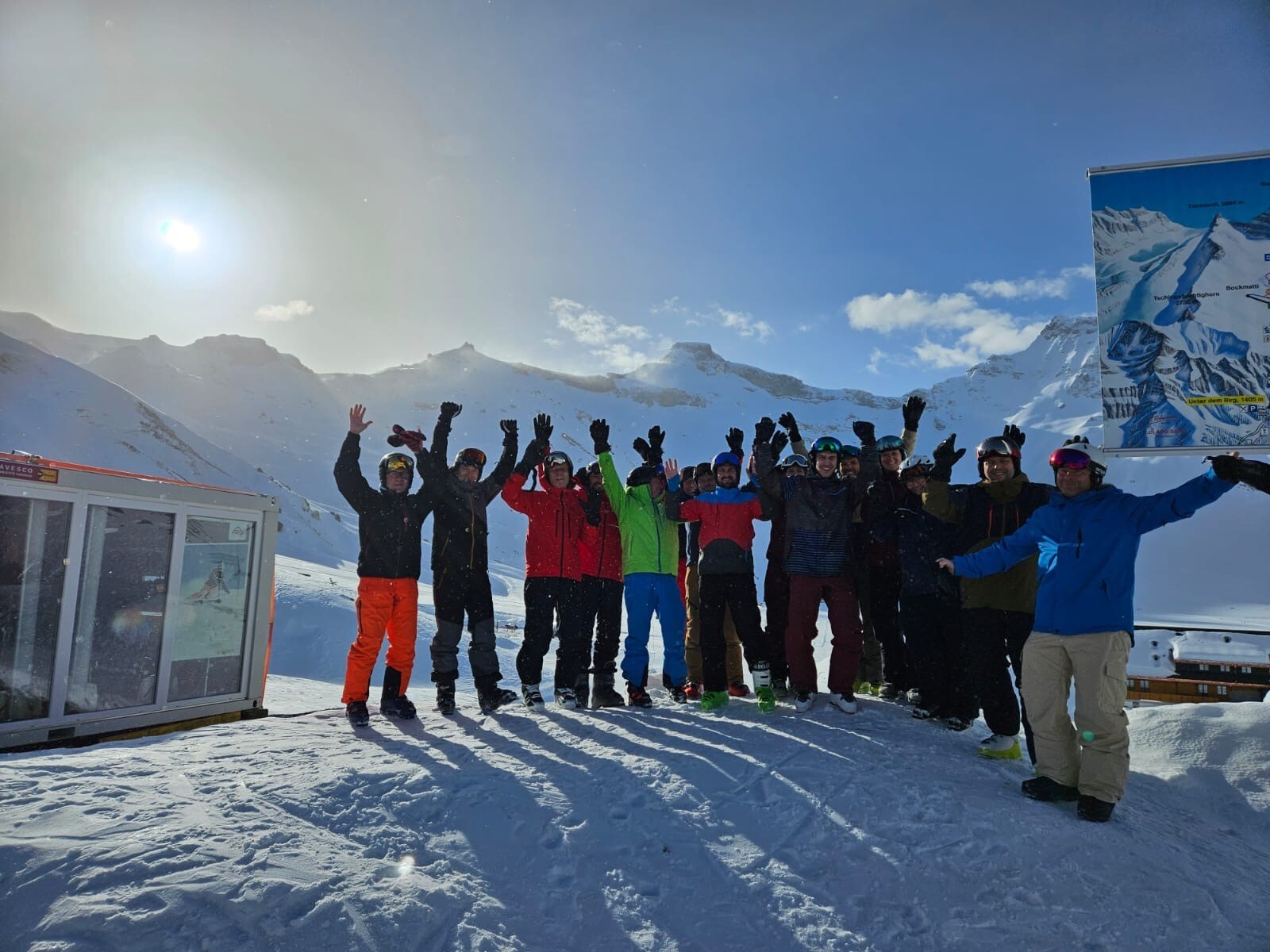 Gestern hatten einige Mitarbeitende einen fantastischen Skitag auf der Engstligen Alp. Das Wetter war schön (auch wenn es teils ziemlich windig war), die Pisten waren gut präpariert und alle hatten eine grossartige Zeit. Es war eine willkommene Abwechslung vom Arbeitsalltag und alle genossen die frische Bergluft.