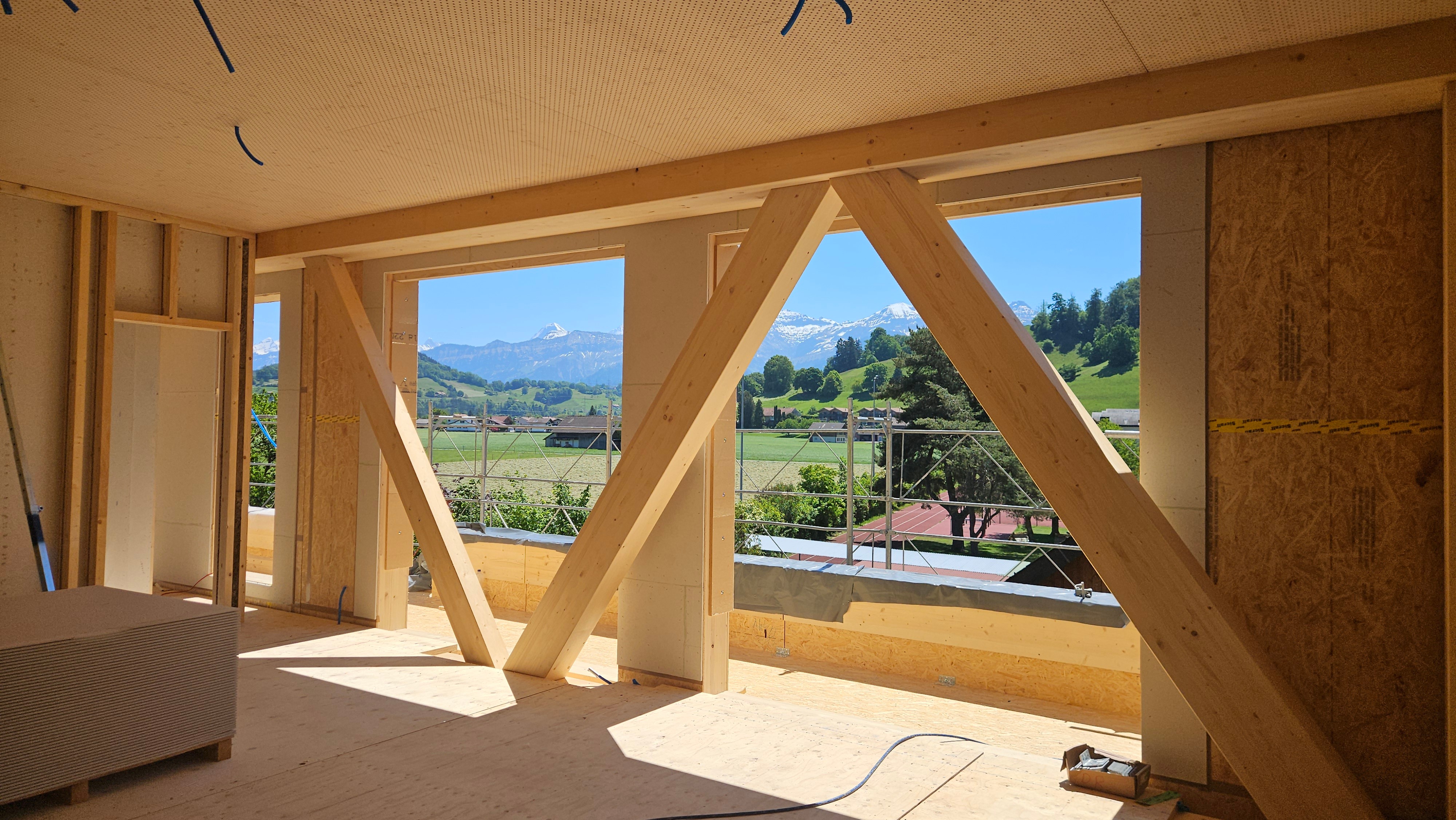 Ein Blick ins Innere der Baustelle macht deutlich: Auch hier schreiten die Arbeiten zügig voran. Schon jetzt freuen wir uns darauf, im Attikageschoss durch die grosszügigen Fenster die herrliche Aussicht zu geniessen.