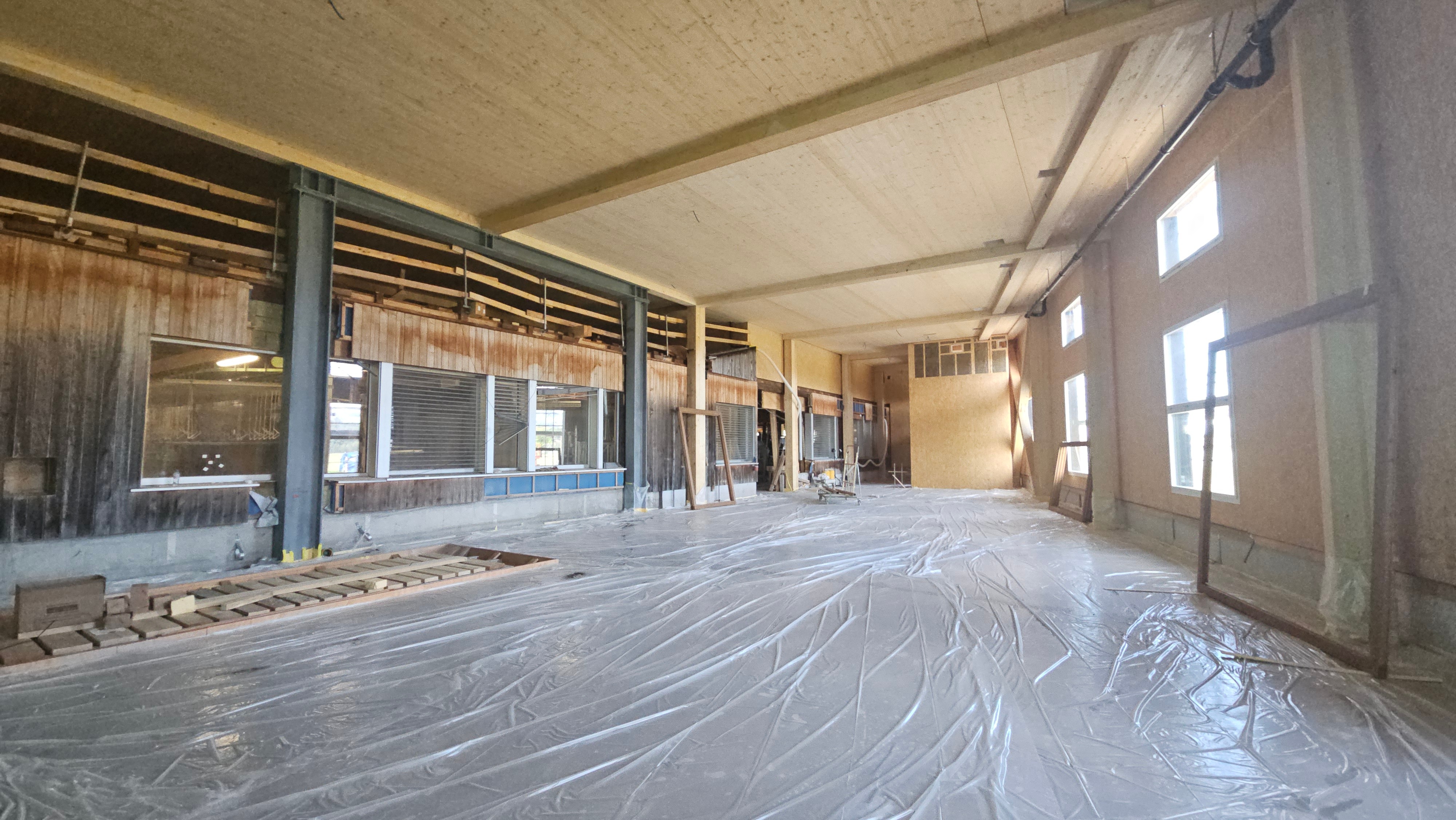 Weiter geht es im Innern des Rucksacks. In der erweiterten Produktionshalle im Erdgeschoss wurde der Hallenboden gegossen.<br />
Bereits jetzt ist gut sichtbar, wie der Neubau an das bestehende Gebäude anschliesst und die Verbindung zwischen den beiden Gebäudeteilen realisiert wird. Links ist noch die alte Fassade zu sehen welche nun Schrittweise zurück gebaut wird.
