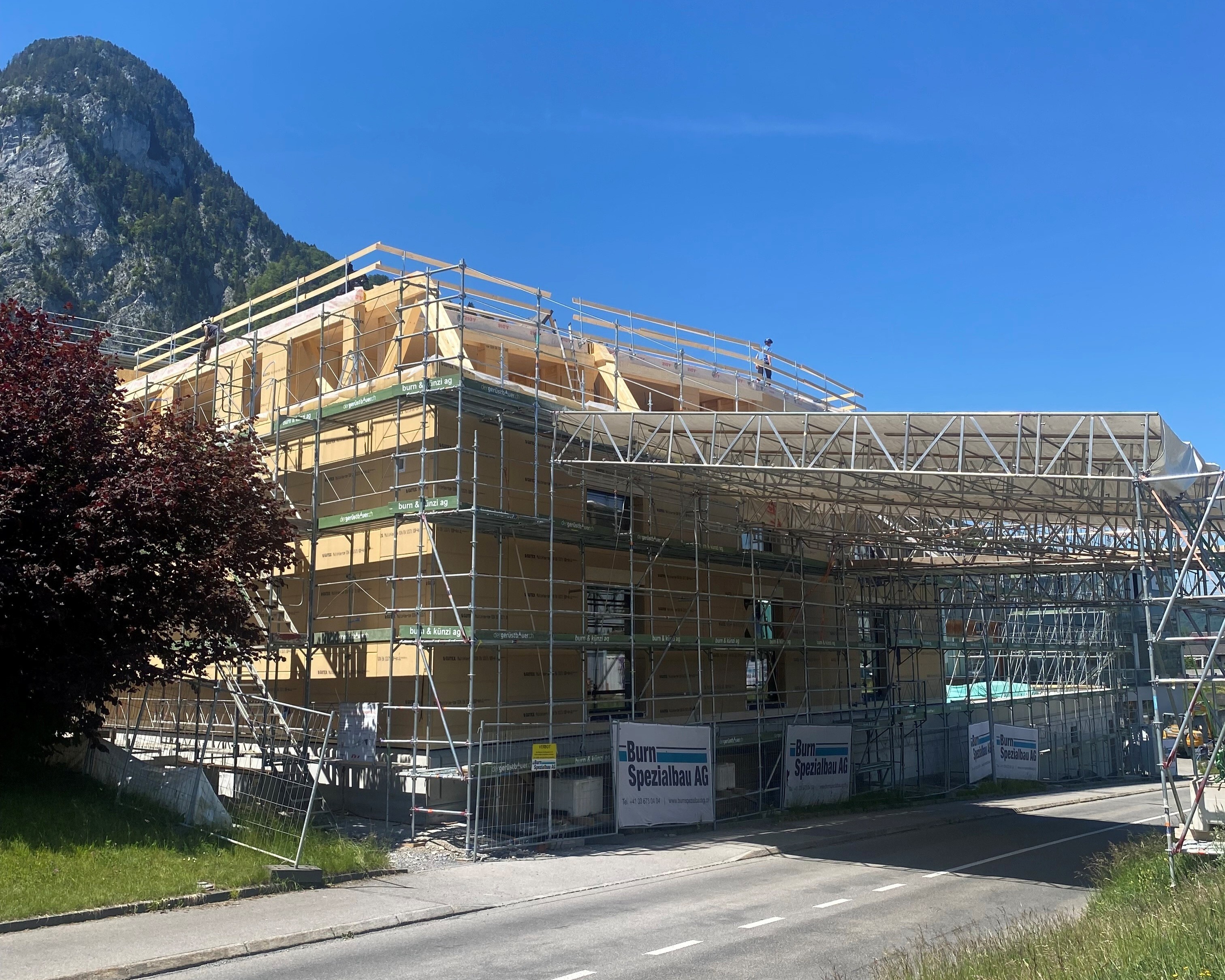 Der Baufortschritt zeigt eindrücklich, was in nur einer Woche alles entstehen kann. Trotz anfänglich schlechtem Wetter konnten die Arbeiten am Rucksack kontinuierlich weitergeführt werden. Mit dem nun einsetzenden guten Wetter stehen den weiteren Holzbauarbeiten nichts im Weg.