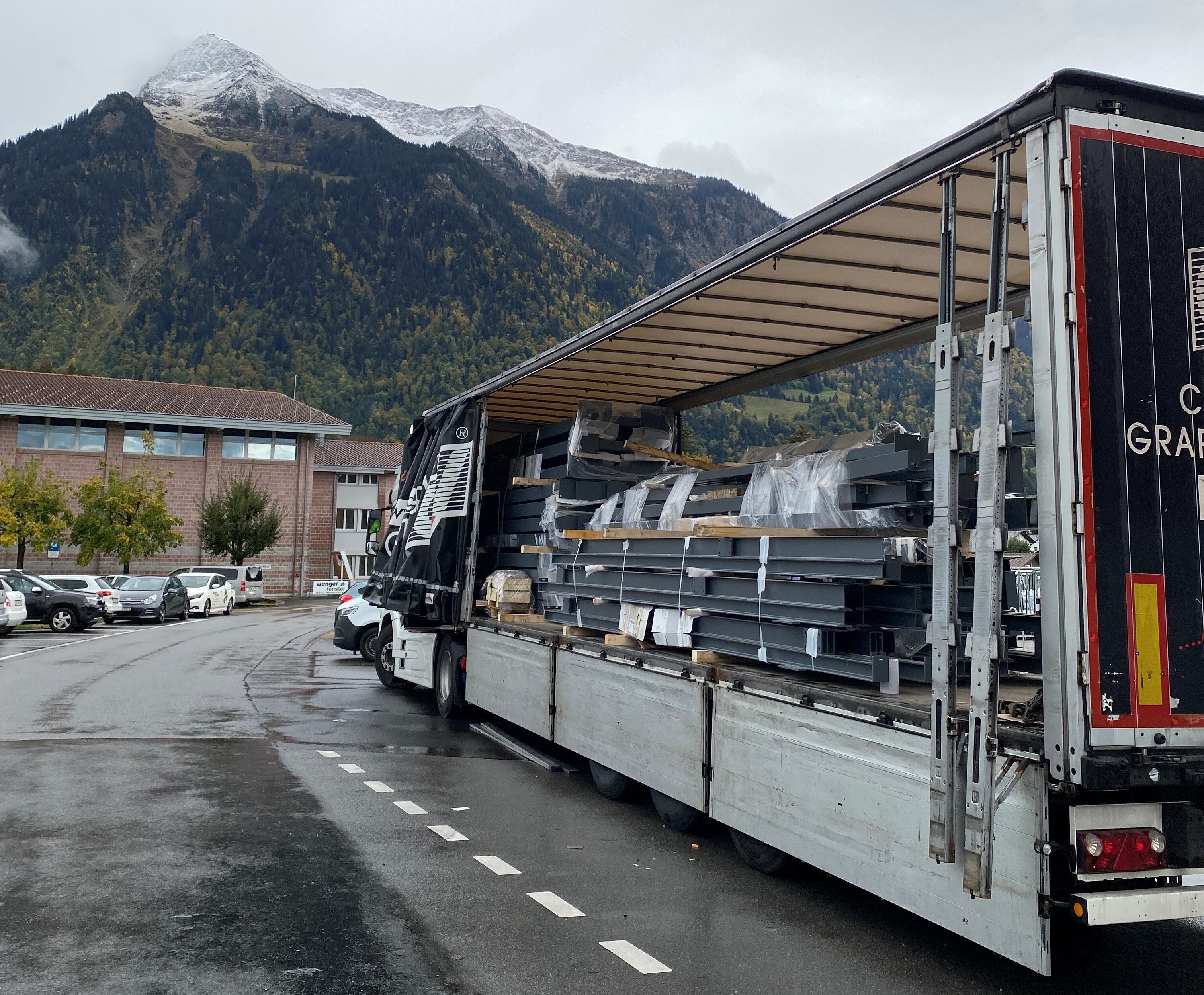 Lieferung der neuen Oberflächenanlage <br />
<br />
Diese Woche durften wir die ersten Komponenten unserer neuen Oberflächenanlage in Empfang nehmen. Diese wird nun bis Ende Jahr schrittweise in der neuen Produktionshalle aufgebaut. <br />
Die neue Anlage ist ein wichtiger Teil im Zusammenspiel zwischen dem bestehenden Gebäudeteil und dem Neubau. Wir freuen uns darauf, die neue Anlage nach und nach entstehen zu sehen.
