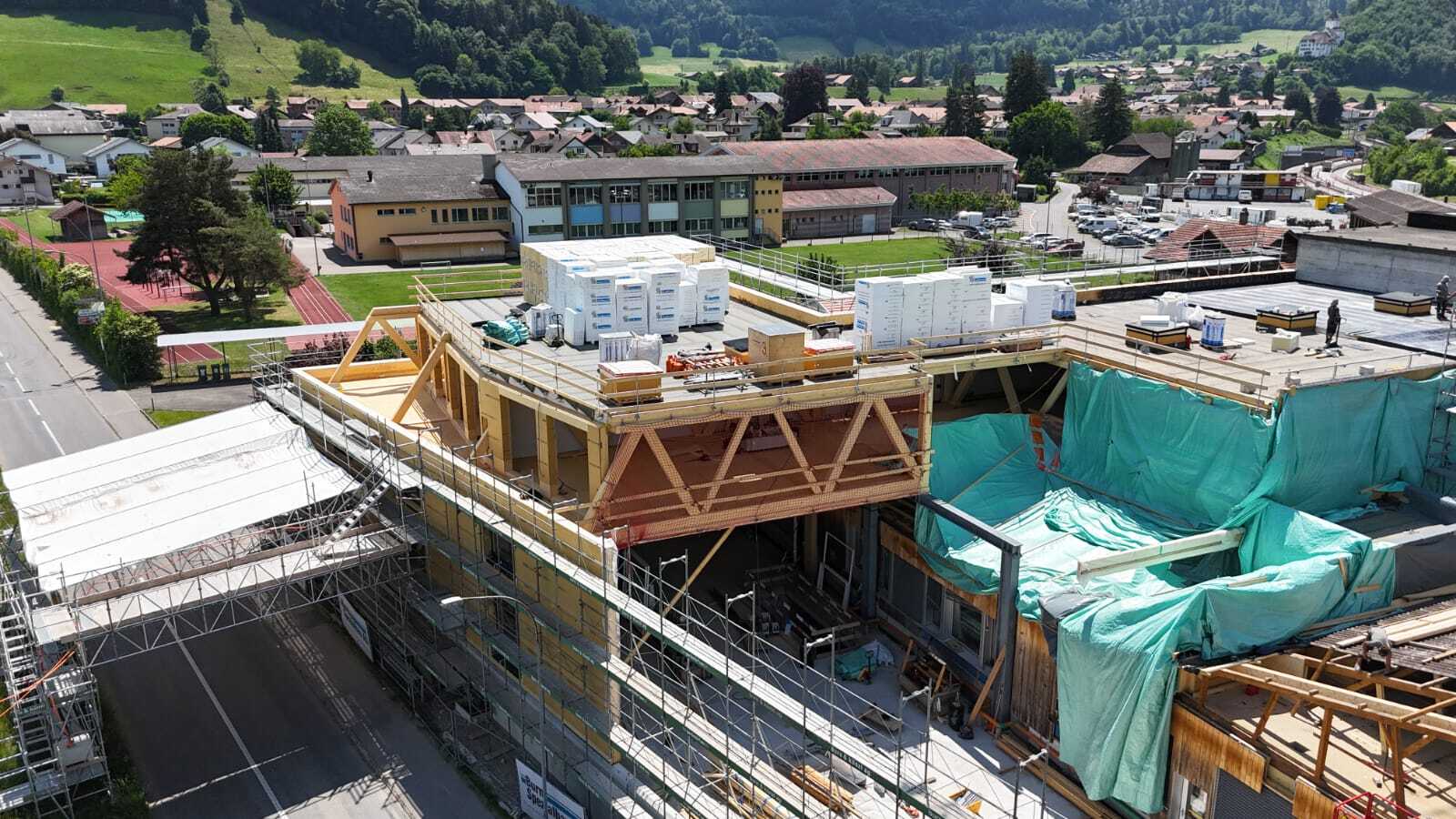 Nach dem Aufrichten der ersten Etappe des Rucksacks folgten weitere Abdichtungsarbeiten.<br />
<br />
In diesem Bauzustand sind die prägnanten Holzfachwerke noch gut sichtbar und geben einen klaren Einblick in die Konstruktion.