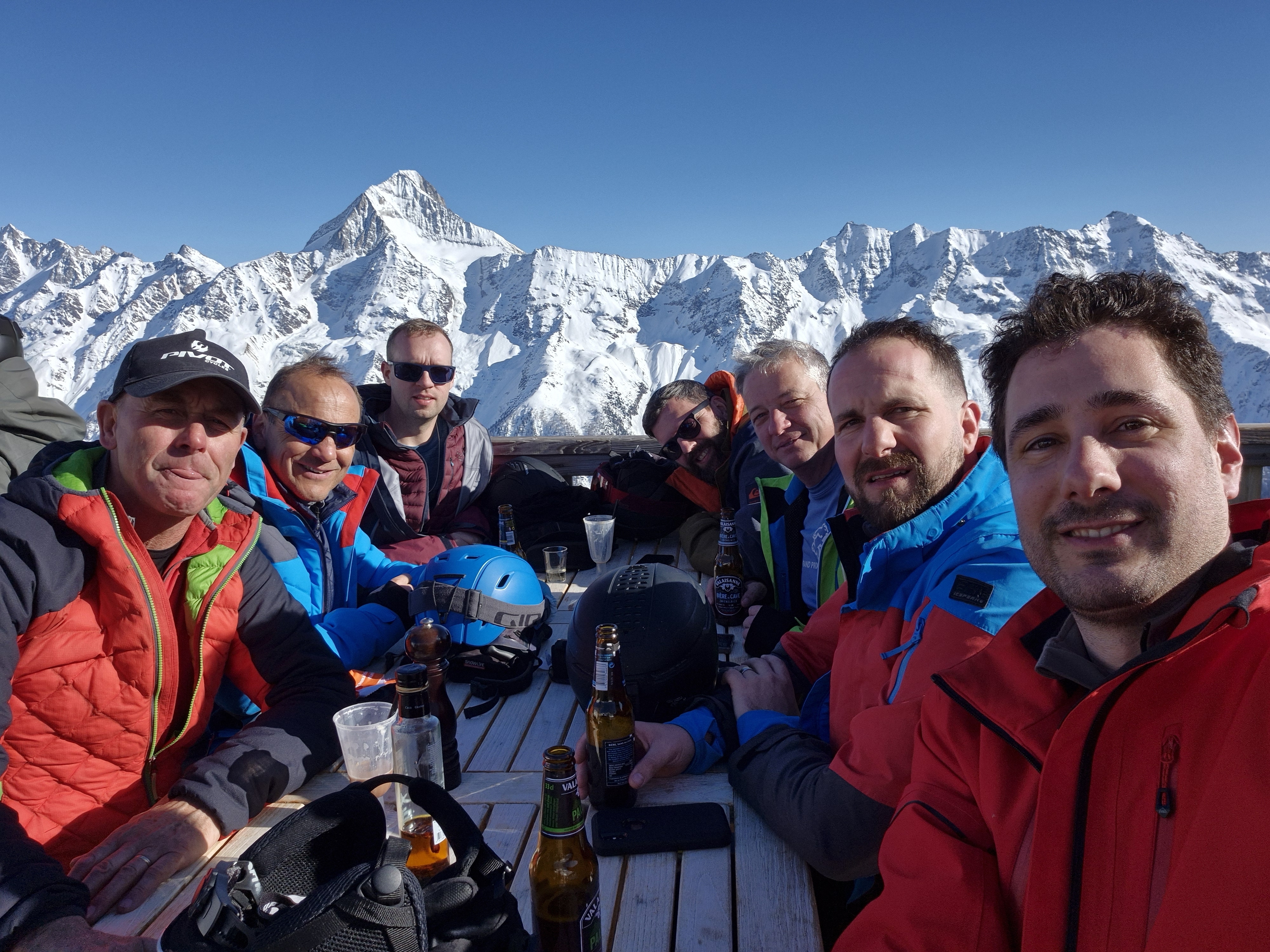 Ein Skitag auf der Lauchernalp: strahlende Sonne, glitzernder Schnee und atemberaubende Panoramen. Einige unserer Projektleiter geniessen die frische Luft und das Skifahren.