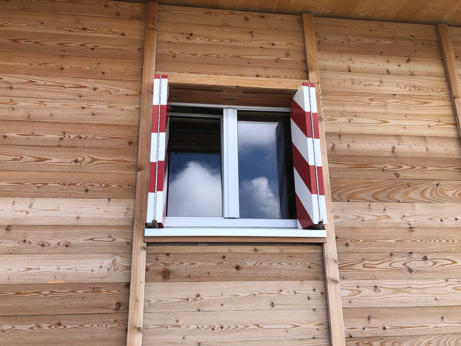 Am Freitag, 30. August 2024 hatten einige Mitarbeitende der Wenger Fenster AG einen wunderschönen Tag in den Bergen! Wir wanderten zur Blüemlisalphütte, um unseren Monteur und Hüttenwart Jürg Martig zu besuchen und die neuen Wenger Fenster zu begutachten. Mit der Bahn fuhren wir zur Bergstation Oeschinensee und machten uns dann auf den Weg zur Hütte. Unterwegs wurden wir beim Berghaus Oberbärgli mit einem feinen Znüni verwöhnt und nach dem steilen Anstieg konnten wir uns bei der Hütte mit köstlichem Raclette stärken. Ein grosses Dankeschön an alle, die dabei waren!