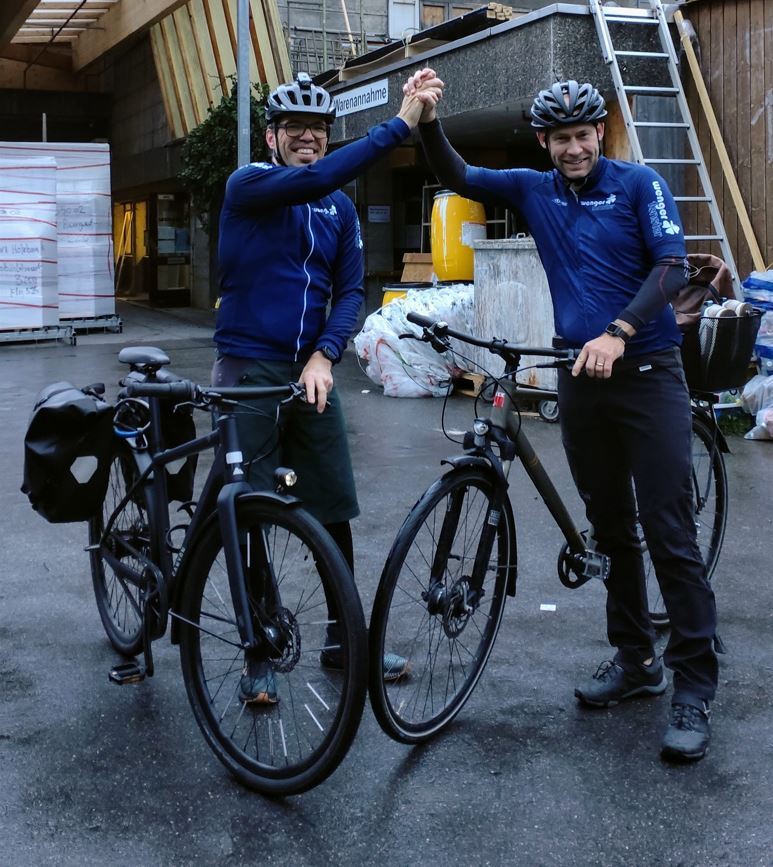 Bike to work ist die grösste Gesundheits- und Veloförderaktion der Schweiz. Jedes Jahr treten bei der Challenge im Mai und Juni über 100‘000 Mitarbeitende schweizweit in die Pedale und schwingen sich an möglichst vielen Arbeitstagen aufs Velo, um attraktive Preise zu gewinnen. Wir haben dieses Jahr mit 4 Teams, insgesamt 16 Teil-nehmer:innen, am Bike to work im Mai teilgenommen. Über 2000 Kilometer wurden gefahren. Bravo! Fitness verbessern, Stress abbauen, Geld sparen, Umwelt schonen und Teamgeist fördern. Dies sind nur ein paar Tätigkeiten, welche man mit Bike to work in Verbindung bringen kann!