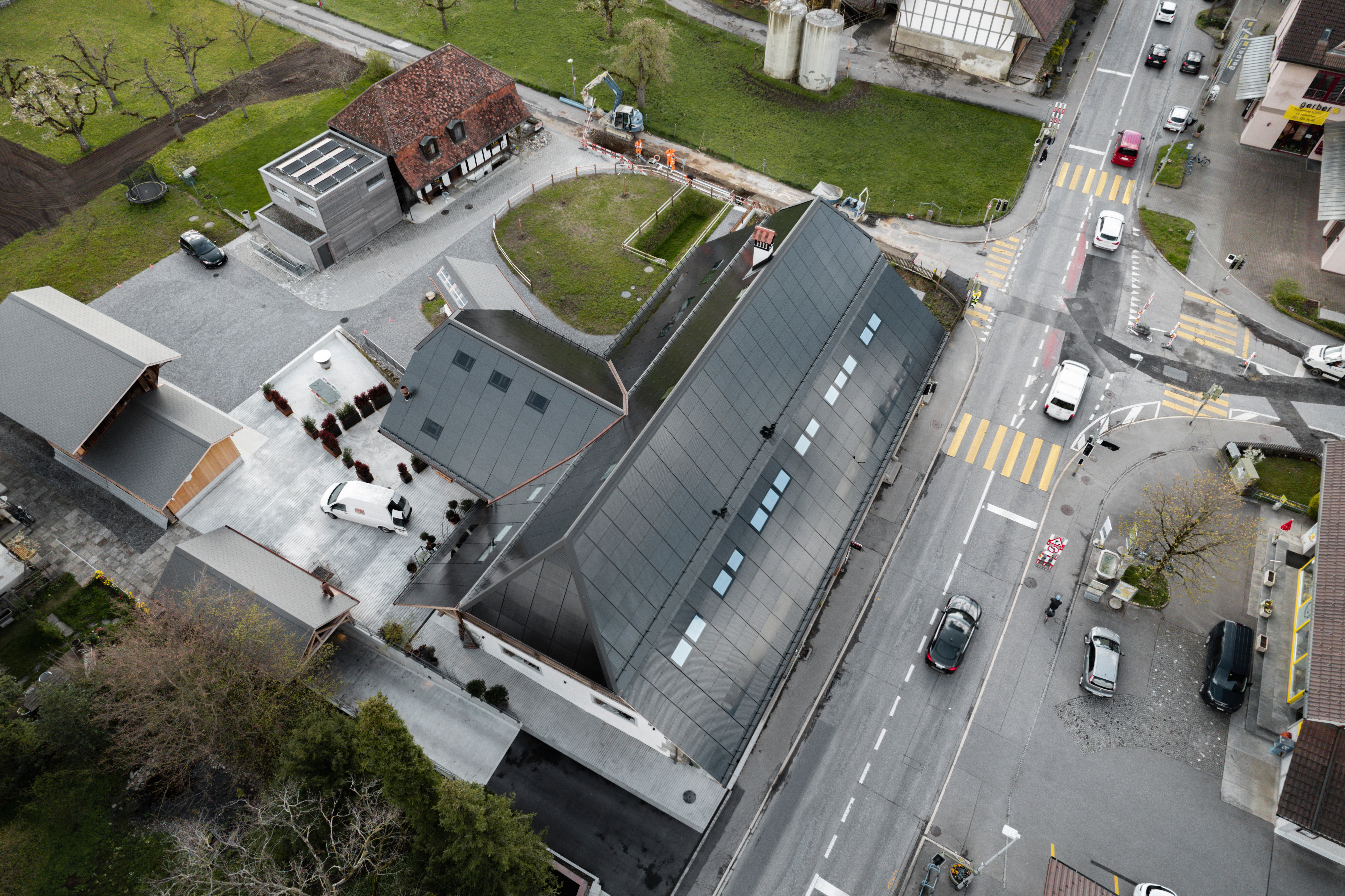 Nicht nur zu 3S, auch zu allen anderen Photovoltaiksystemen haben wir das passende Dachfenster im Sortiment.<br />
Artikel aus Magazin Swisstech, Herausgeber 3S Solar Solutions.<br />
Produktion & Text: biz Verlag GmbH<br />
