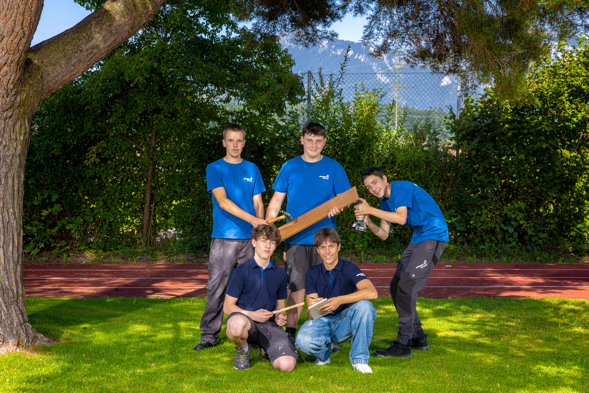 Die Ausbildung von jungen Fachkräften ist uns wichtig. Aktuell dürfen wir fünf Lernende ausbilden. Dazu gehören drei Schreinerlernende, ein Schreinerpraktikerlernender und ein Lernender Kaufmann.