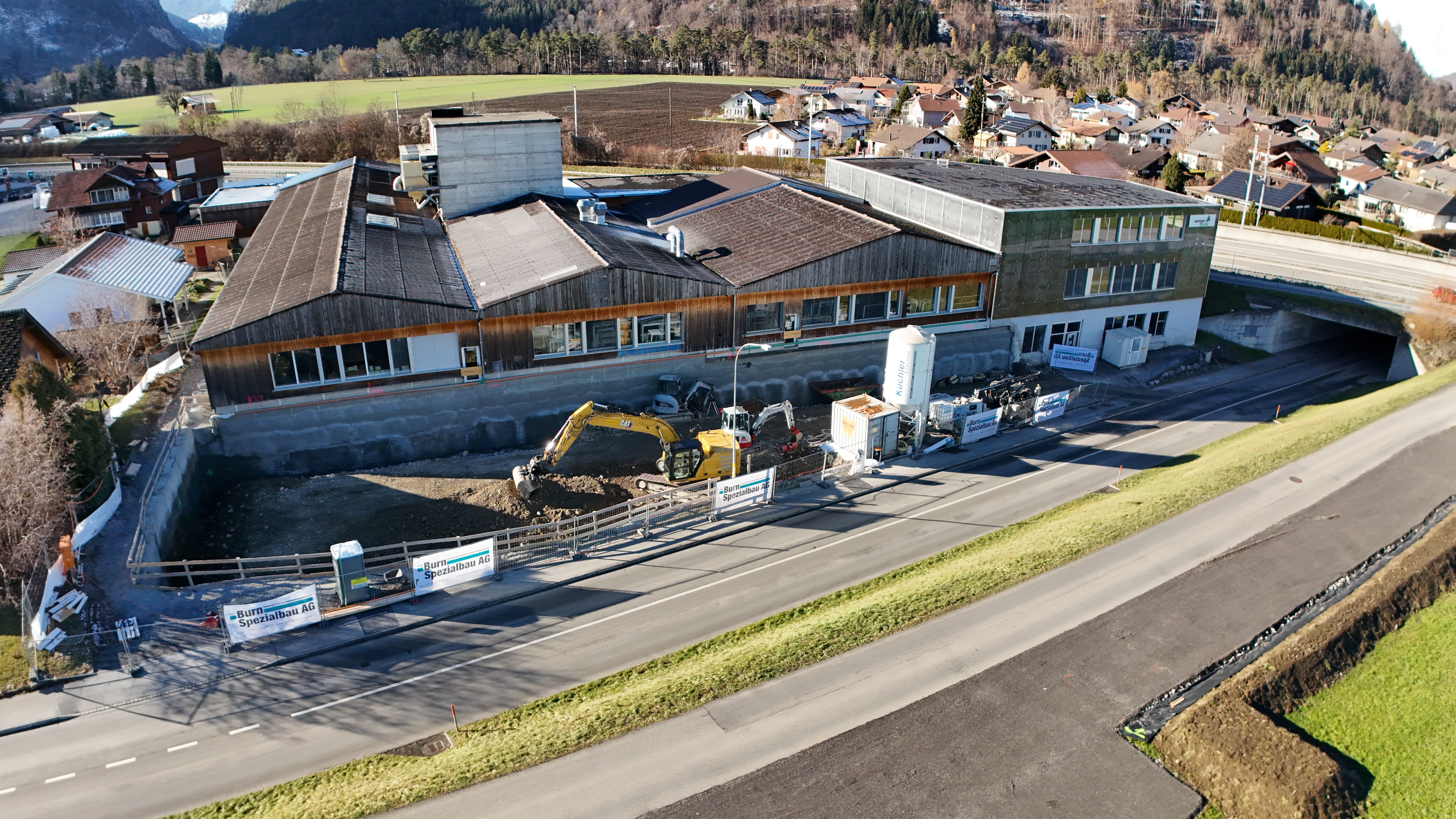 Das Jahr neigt sich dem Ende zu und das Bauprojekt liegt weiterhin auf Kurs. Der Aushub konnte erfolgreich abgeschlossen werden und bildet eine solide Grundlage für die nächsten Bauphasen.<br />
<br />
Über die Festtage verlagert sich der Fokus auf die Arbeiten in der Malerei. Dort werden die neuen Fundamente gegossen, worauf das statische Abfangen des Mitteltrakts folgt. Die einzelnen Schritte sind sorgfältig aufeinander abgestimmt. Wir blicken gespannt auf die weiteren Etappen des Baufortschritts.